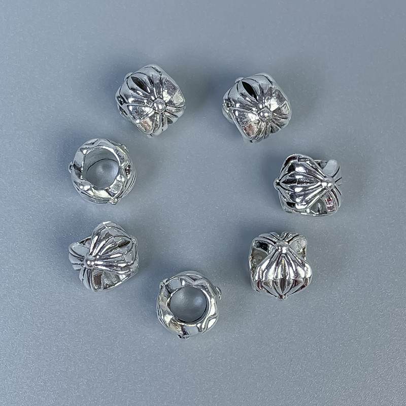 Korálka-vložka barvy stříbrné, průměr 8×7 mm, otvor 4 mm, balení 18 ks