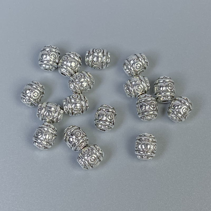 Kovová korálková vložka ve stříbrné barvě kovu, průměr 6×7 mm, otvor cca 1 mm, balení 20 g (~26 ks)
