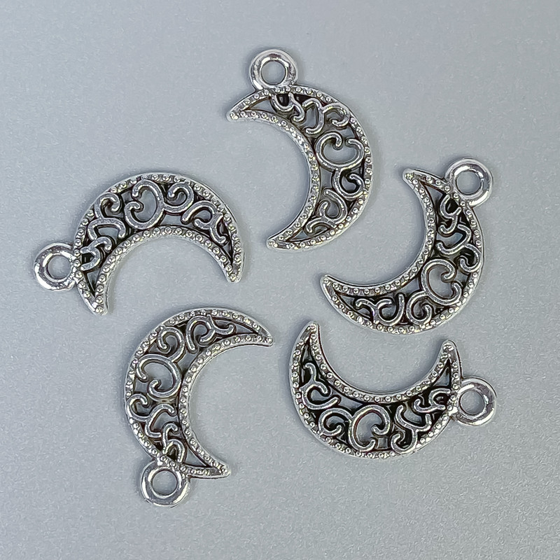 Přívěsek Měsíc, barva kovu stříbrná, rozměry 18×11×1,5 mm, otvor 2 mm, balení 14 ks