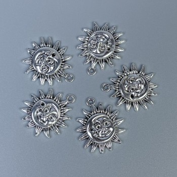 Přívěšek Slunce a Měsíc, kovová barva stříbrná, rozměry 20×23×3 mm, otvor cca 1,5 mm, balení 10 ks