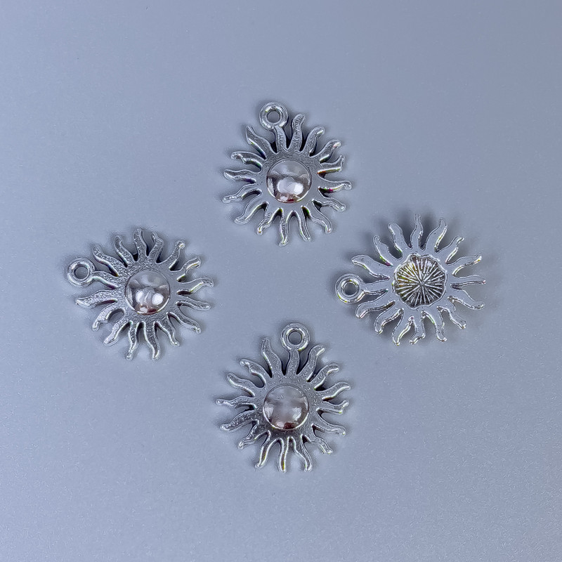 Přívěšek Slunce, kovová barva stříbrná, rozměry 17×15×2,5 mm, otvor 1 mm, balení 14 ks