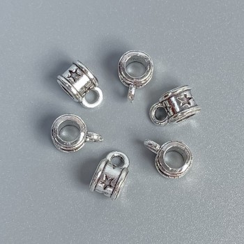 Bižuterní poutko ve stříbrné barvě kovu, rozměry 8×5×6 mm ± otvory, průměr 3 mm ±, průměr 2 mm ±, balení 20 g (~54 ks)