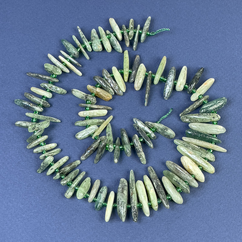 Kyanitové čipové korálky 15–23×4 mm ± s skleněnými korálkami na niti, délka 42 cm