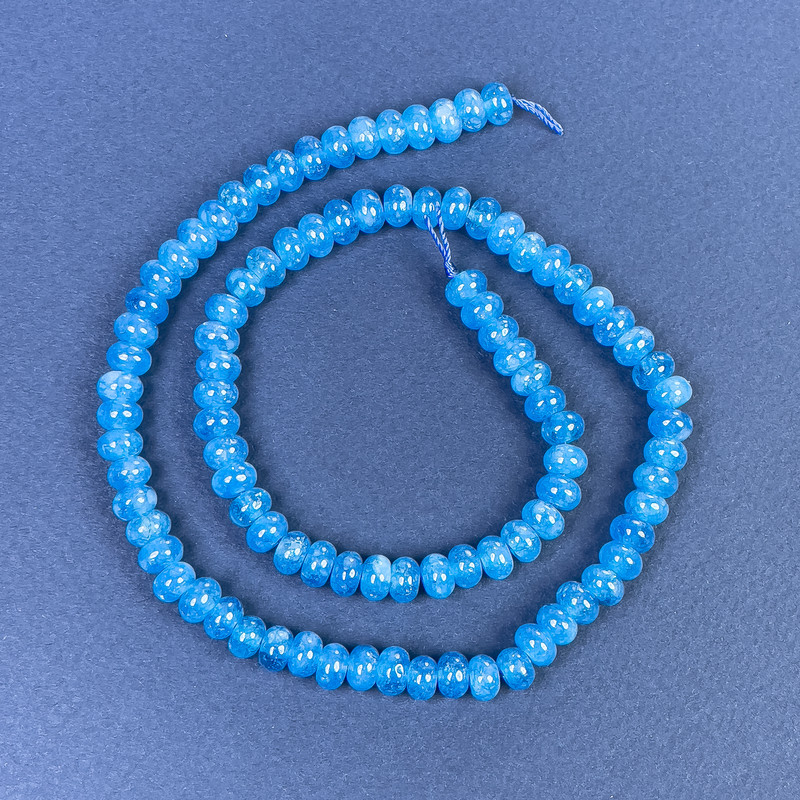 Korálky z apatitových rondelů 6×4 mm na niti, délka 38 cm+
