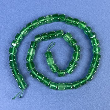 Kostkové korálky z chrysoprasu 7×7 mm ± na niti, délka 37 cm+