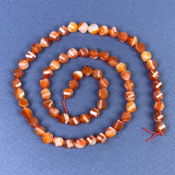 Karneolové korálky broušený romb 6×5 mm ± na niti, délka 37 cm+