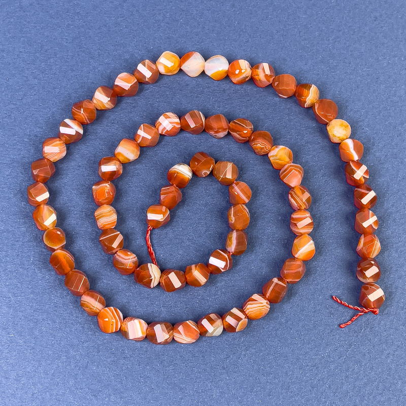 Karneolové korálky broušený romb 6×5 mm ± na niti, délka 37 cm+
