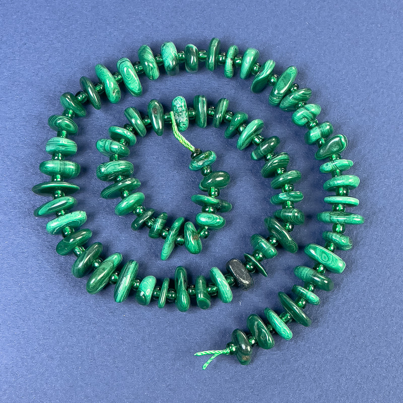 Korálky z malachitu drť 8–13×4 mm – s rokajlem 3 mm – na niti, délka 41 cm