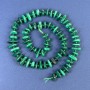 Korálky z malachitu drť 8–13×4 mm – s rokajlem 3 mm – na niti, délka 41 cm