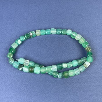 Korálky z achátu – kostky 7×7 mm ± na niti, délka 37 cm