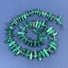 Malachitové korálky – drobné úlomky 16×5 mm, s rokajlem 3 mm, na niti, délka 40 cm+