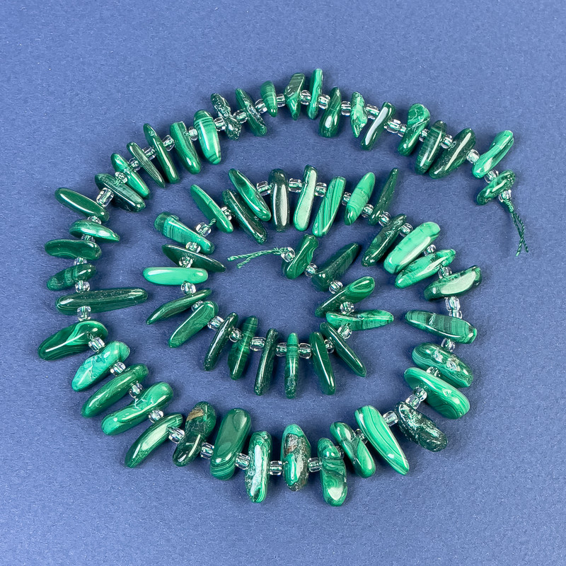 Malachitové korálky – drobné úlomky 16×5 mm, s rokajlem 3 mm, na niti, délka 40 cm+