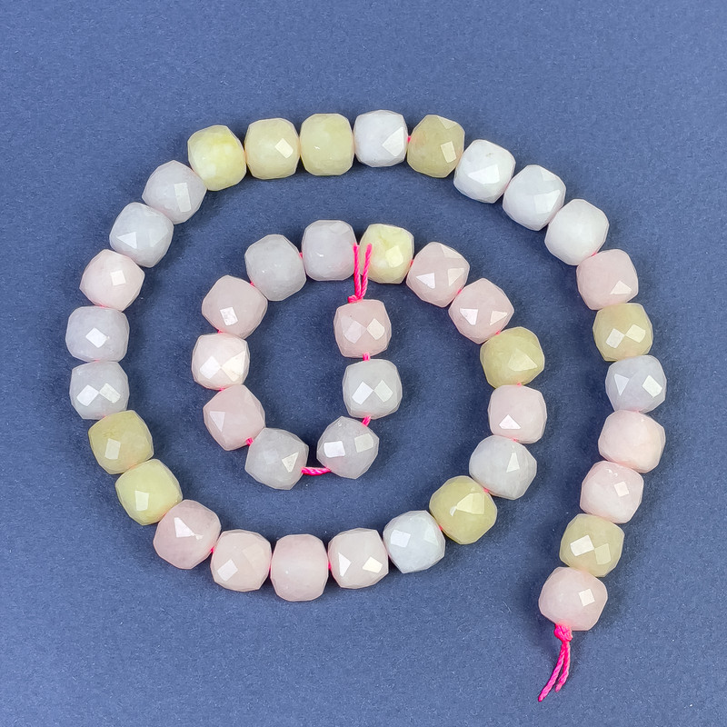 Korálky Morganit brusované kostky 9×9 mm na niti, délka 38 cm