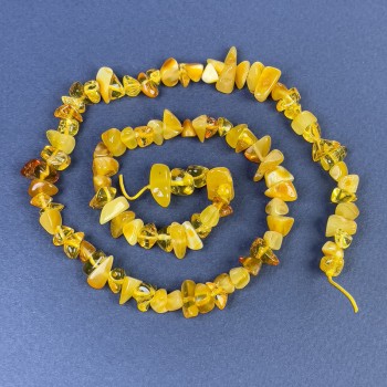Jantarové korálky drť 7–10×4 mm na niti, délka 39 cm+