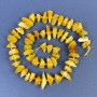 Jantarové korálky drobné 9–12×3–5 mm ± s rokajlem 2,5 mm ± na niti, délka 39 cm