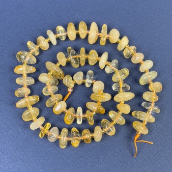 Korálky z citrínu fasetované na niti 9-13×4-6 mm +- s drobnými rokajly 2 mm +- na niti, délka 40 cm+