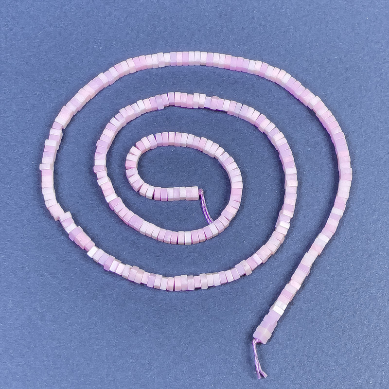 Kunzitové korálky, čtvercový rondel 2,5×1 mm na niti, délka 39 cm