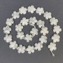 Korálky kaholongu z přírodního kamene ve tvaru květiny, průměr 15×6 mm ± otvor 1 mm, korálky 3 mm, délka 41 cm