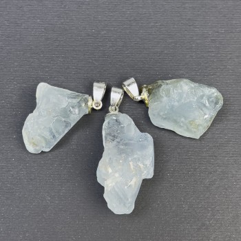 Přívěšek z neopracovaného akvamarínu, rozměry 31×16–37×18 mm, stříbrný kov