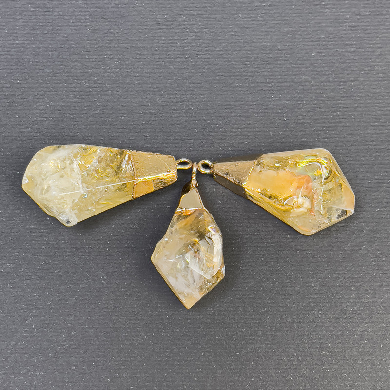 Přívěšek z neopracovaného citrínu, 33×14 mm, zlatavý kov