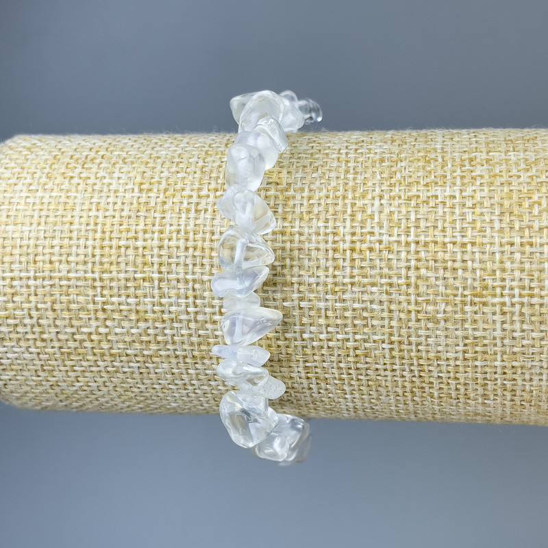 Náramek z křišťálu a opalitu (syntetický měsíční kámen) drobné krystalky, průměr 6–8 mm, délka 18 cm, elastický