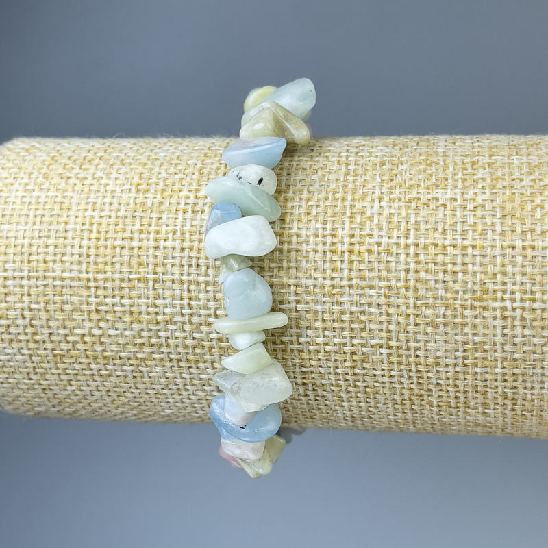 Náramek z morganitu – drobné fragmenty, průměr 8–15 mm, délka 18 cm, elastický