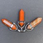 Přívěšek z červeného jaspisu ve tvaru šestiúhelníkového krystalu o rozměrech 8×31×41 mm +