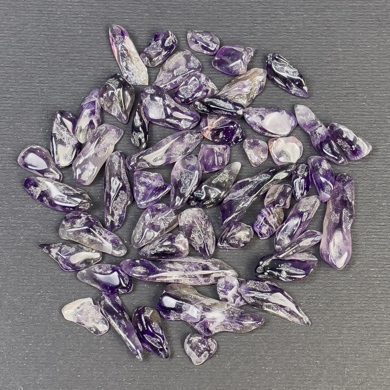 Cena za 100 g. Přírodní ametystová drť galetovaná bez otvoru, rozměry ~ 7×20 mm+
