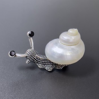 Брошка-кулон Равлик перламутровий колір сріблястий метал 53х26мм+- чорні стрази