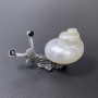 Brož s přívěskem ve tvaru Šnek, perleťová barva, stříbrný kov, 53×26 mm, černé štrasové kamínky