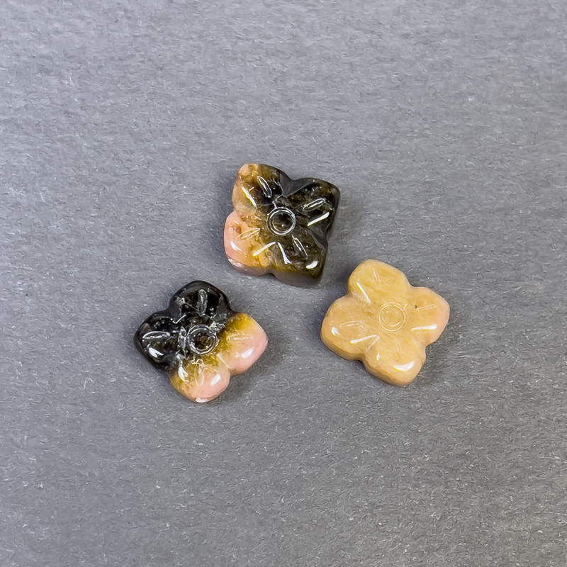 Korálka vložka z turmalínu ve tvaru jetelu 11×11 mm ± s otvorem (cena za ks.)