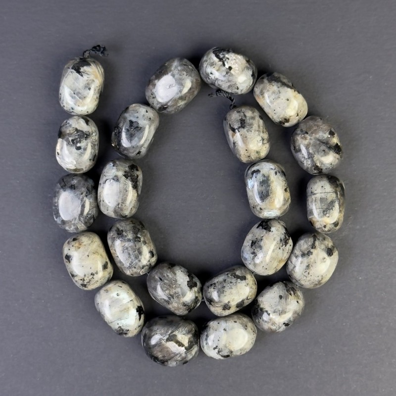 Brusované labradoritové korálky 18×13 mm, na niti, délka cca 38 cm