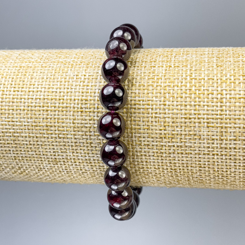 Náramek z granátu – hladké kuličky, mix velikostí 8,5–10 mm, délka 18 cm ±