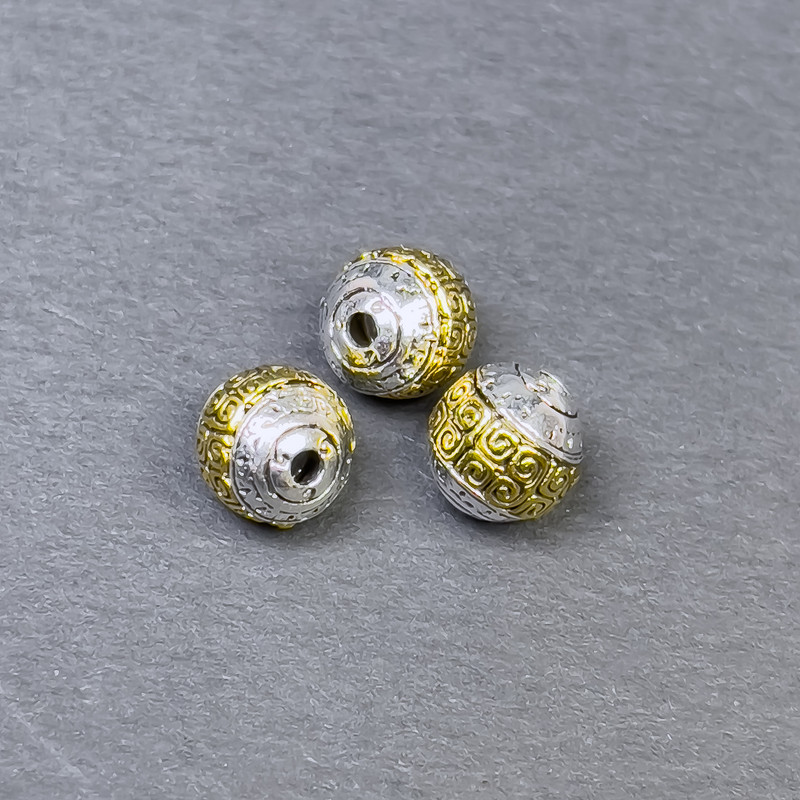 Kovové komponenty – korálka-vložka, barva kovu stříbrná a zlatá, průměr 8×8 mm ± otvor, průměr otvoru cca 1,5 mm ± balení 3 ks
