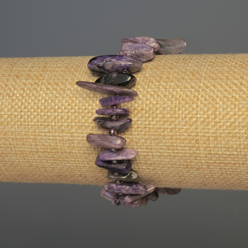 Náramek z čaroitu, drobné třísky ve tvaru jehly, průměr 15–18×3–5 mm ±, s rokajlem, délka 18 cm ±, elastický