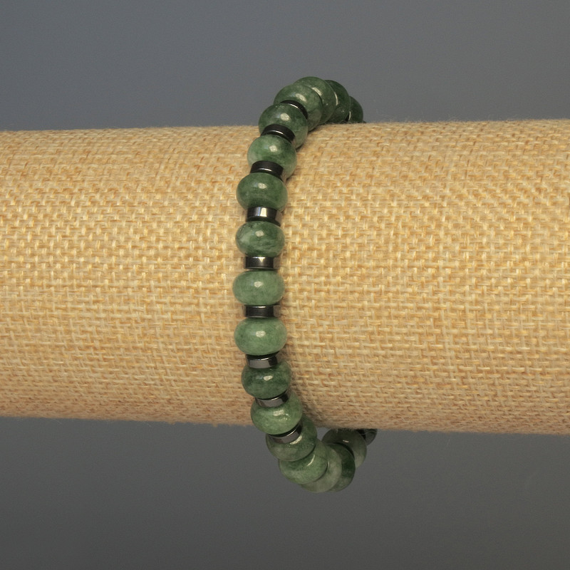 Náramek z rondelových korálků zeleného jahodového kvarcu o průměru 8,5×5 mm, hematit 6×2 mm, délka 18 cm, elastický
