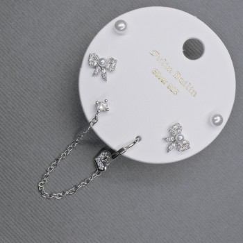 Сережки Пусети з кафом на вушко сріблястий метал білі стрази