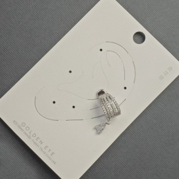 Náušnice kaf na ucho – stříbrný kov, bílé krystaly