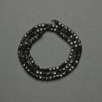 Korálky z turmalínu ve tvaru brusovaných kubíků, 3 mm, na niti, délka 40 cm