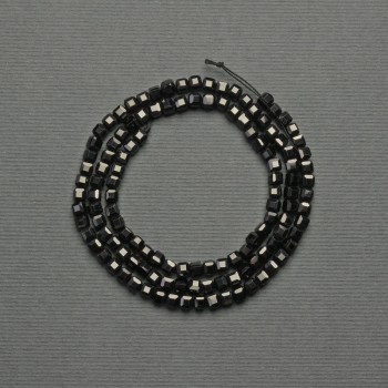 Korálky z turmalínu hranované kostky 3 mm na niti, délka 39 cm+