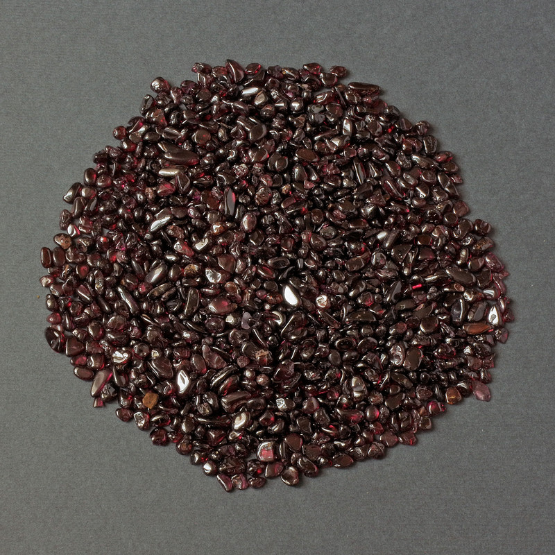Přírodní granátová drť bez otvoru 3–9×3–4 mm ± (za 100 g ±)