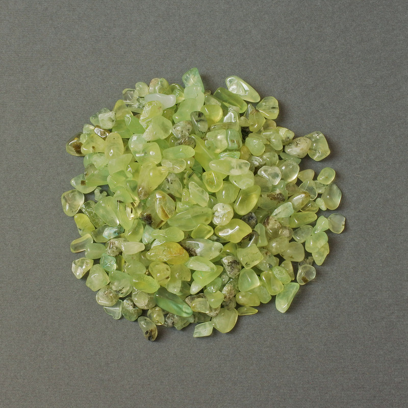 Přírodní prehnit – fragmenty bez otvorů 6–12×5–8 mm ± (za 100 g ±)