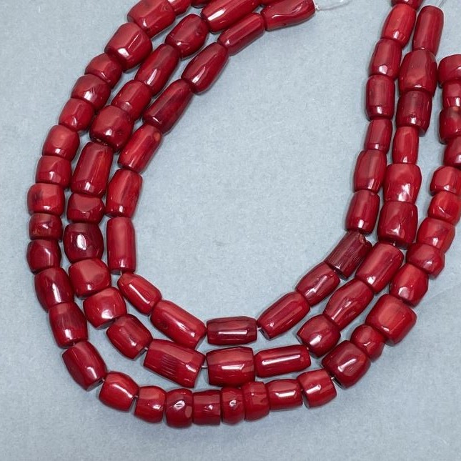 Korálky z přírodního červeného korálu, facetované, průměr 9–21 × 9–15 mm, různých velikostí, délka 40 cm+