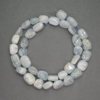 Korálky z akvamarínu broušené, průměr 10×12 mm, délka 40 cm.