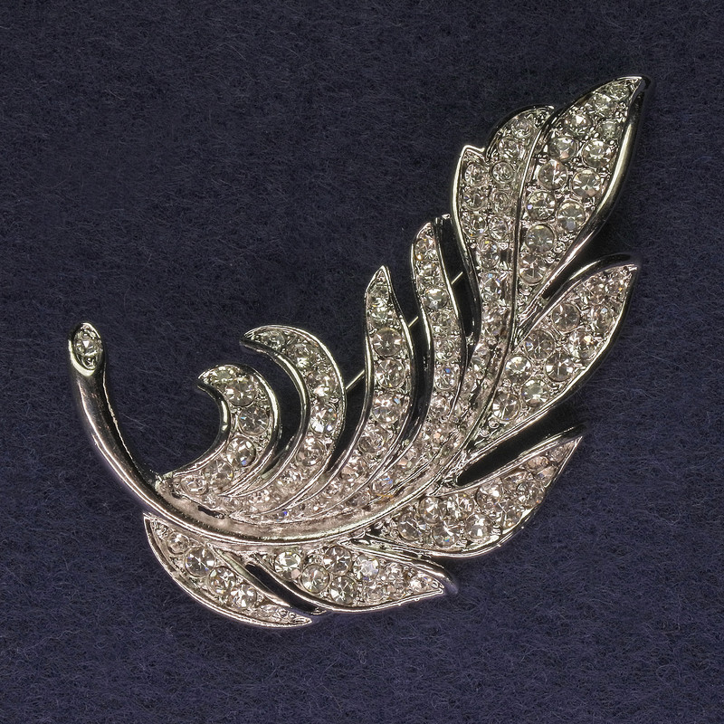 Brož s pírkem, bílé krystaly, stříbrný kov, průměr 60×31 mm +