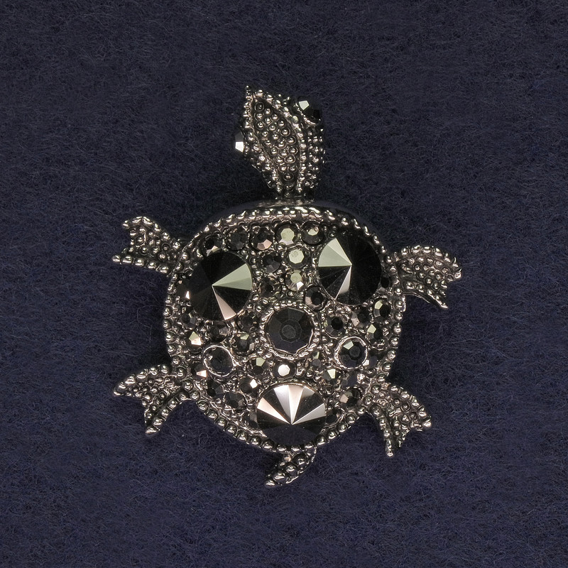 Brož Želva, barva tmavé stříbro, šedé štrasové kamínky, stříbrný kov, 36×31 mm+