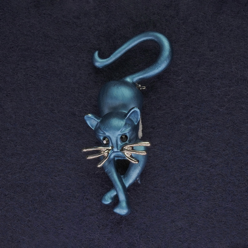 Brožka Kočka modrá, černé štrasové kamínky, stříbrný kov, 52×24 mm+