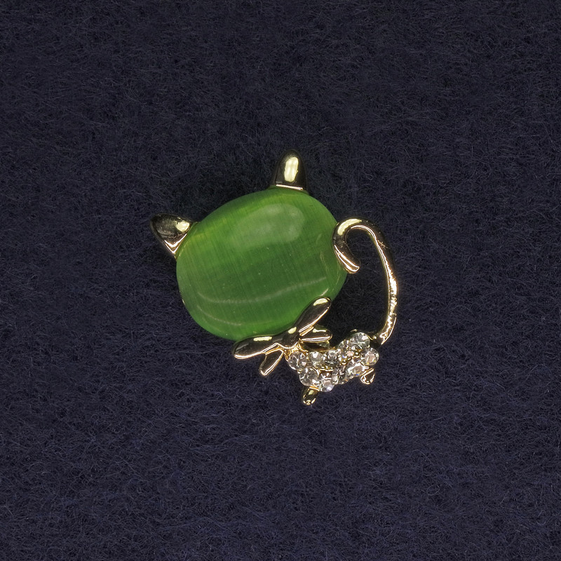 Brož Kočka s kočičím okem, zelená barva, bílé štrasové kamínky, zlatý kov, 18×16 mm