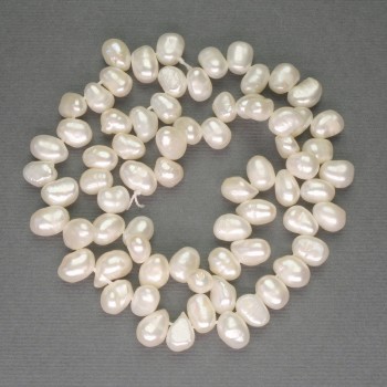 Říční bílé oválné perly na niti, průměr 7×7–9 mm, na niti, délka cca 40 cm