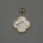 Přívěšek – čtyřlístek s vložkou chalcedonu 16×18×4 mm, zlatý kov